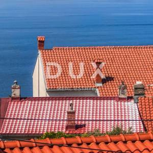 CRIKVENICA - Stan podijeljen u dva apartmana s prekrasnim pogledom na more. GARAŽA!