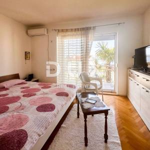 CRIKVENICA - Stan podijeljen u dva apartmana s prekrasnim pogledom na more. GARAŽA!