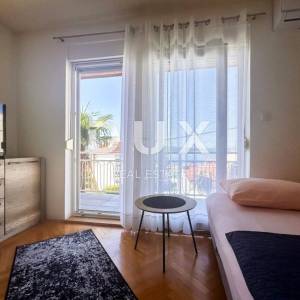CRIKVENICA - Stan podijeljen u dva apartmana s prekrasnim pogledom na more. GARAŽA!