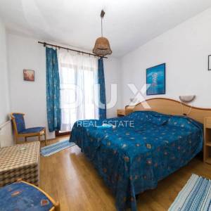 CRIKVENICA - TRIBALJ - 3 kuće (26 soba) + restoran + 4 stana + 4130m2 okoliš  