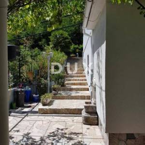 CRIKVENICA, TRIBALJ - dvije kuće s pomoćnim objektom i velikom okućnicom