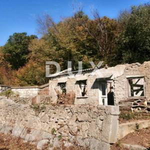 CRIKVENICA, TRIBALJ - Građevinsko zemljište s starinom