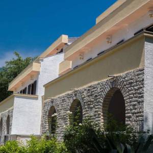 CRIKVENICA - TRIBALJ - restoran +  3 kuće (26 soba)  + 4 stana + 4130m2 okoliš  