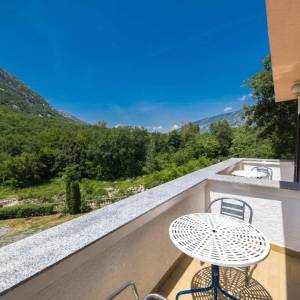 CRIKVENICA - TRIBALJ - restoran +  3 kuće (26 soba)  + 4 stana + 4130m2 okoliš  