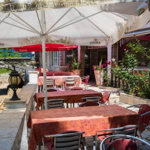 CRIKVENICA - TRIBALJ - restoran +  3 kuće (26 soba)  + 4 stana + 4130m2 okoliš  