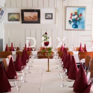 CRIKVENICA - TRIBALJ - restoran +  3 kuće (26 soba)  + 4 stana + 4130m2 okoliš  