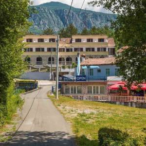 CRIKVENICA - TRIBALJ - restoran +  3 kuće (26 soba)  + 4 stana + 4130m2 okoliš  