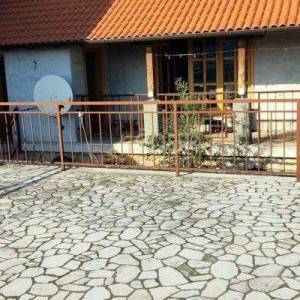 Crikveničko zaleđe - Grižane, autohtona kamena kuća s garažom i dvorištem