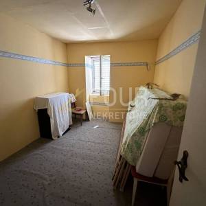 Crikveničko zaleđe, Tribalj, samostojeća kuća i ruševina, dvorište