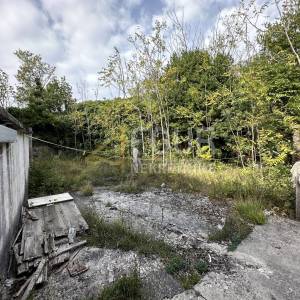 Crikveničko zaleđe, Tribalj, samostojeća kuća i ruševina, dvorište