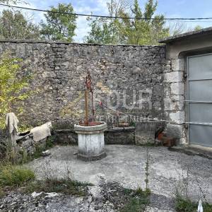 Crikveničko zaleđe, Tribalj, samostojeća kuća i ruševina, dvorište