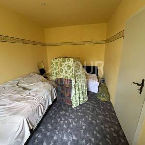 Crikveničko zaleđe, Tribalj, samostojeća kuća i ruševina, dvorište