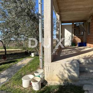 CRNO, ZADAR - Ograđeno zemljište s vrtnom kućom!