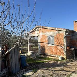CRNO, ZADAR - Ograđeno zemljište s vrtnom kućom!