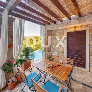DALMACIJA, HVAR - Kamena vila na osami s bazenom i okućnicom