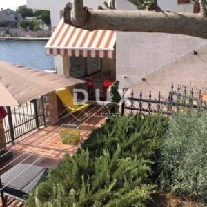 DALMACIJA, KARLOBAG - kuća za odmor, prvi red do mora