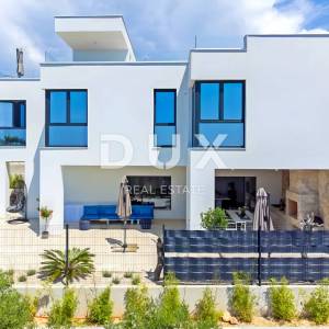 DALMACIJA, OTOK PAG - Kuća moderne arhitekture s bazenom 50 metara od mora
