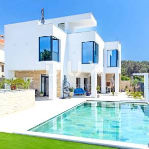 DALMACIJA, OTOK PAG - Kuća moderne arhitekture s bazenom 50 metara od mora