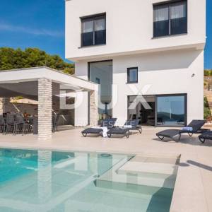 DALMACIJA, ŠIBENIK - Luksuzna villa sa bazenom nogometnim igralištem i saunom