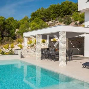DALMACIJA, ŠIBENIK - Luksuzna villa sa bazenom nogometnim igralištem i saunom