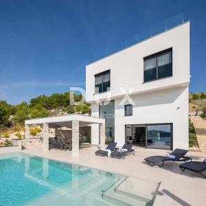 DALMACIJA, ŠIBENIK - Luksuzna villa sa bazenom nogometnim igralištem i saunom