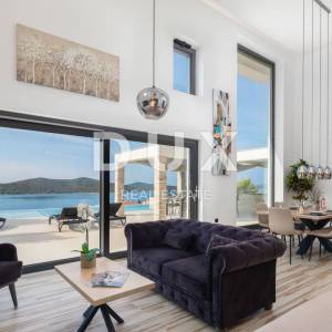 DALMACIJA, ŠIBENIK - Luksuzna villa sa bazenom nogometnim igralištem i saunom