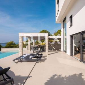 DALMACIJA, ŠIBENIK - Luksuzna villa sa bazenom nogometnim igralištem i saunom