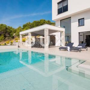 DALMACIJA, ŠIBENIK - Luksuzna villa sa bazenom nogometnim igralištem i saunom