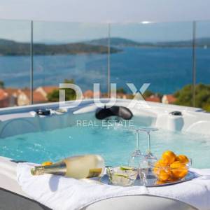 DALMACIJA, ŠIBENIK - Luksuzna villa sa bazenom nogometnim igralištem i saunom