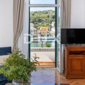 DALMACIJA, TISNO - Boutique hotel prvi red do mora