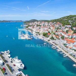 DALMACIJA, TISNO - Boutique hotel prvi red do mora