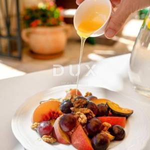 DALMACIJA, TISNO - Boutique hotel prvi red do mora