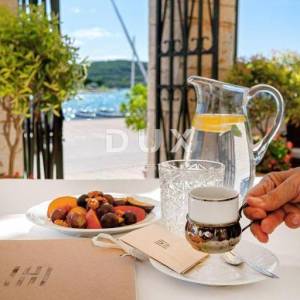 DALMACIJA, TISNO - Boutique hotel prvi red do mora