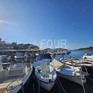 Dalmacija, Tribunj, 1s+db, 104m2, terasa