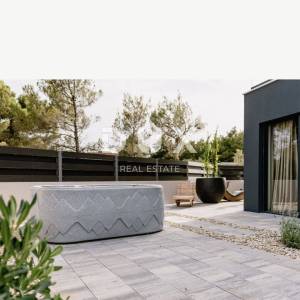 DALMACIJA, VODICE – Arhitektonsko remek djelo samo 350m od mora