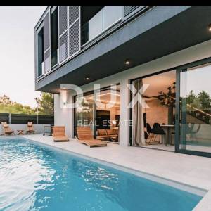 DALMACIJA, VODICE – Arhitektonsko remek djelo samo 350m od mora