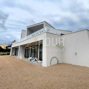 Dalmacija, Vodice, moderna novogradnja s bazenom