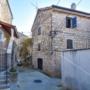 Dalmatinska kamena kuća u centru Jelse na otoku Hvaru, 154 m2