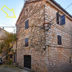 Dalmatinska kamena kuća u centru Jelse na otoku Hvaru, 154 m2