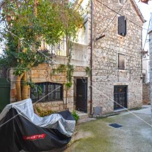 Dalmatinska kamena kuća u centru Jelse na otoku Hvaru, 154 m2