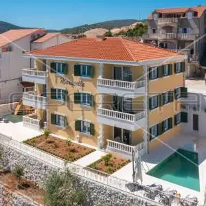 Dizajnerska vila 1. red do mora, 407 m2, Marina kraj Trogira                    