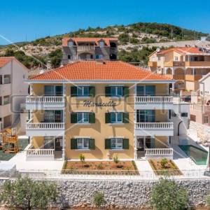 Dizajnerska vila 1. red do mora, 407 m2, Marina kraj Trogira                    