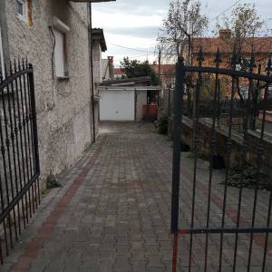 DONJA DRENOVA - Veća obiteljska kuća sa pet stanova garažom i okućnicom