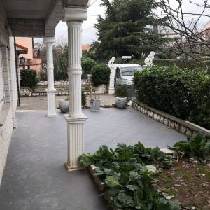 DONJA DRENOVA - Veća obiteljska kuća sa pet stanova garažom i okućnicom