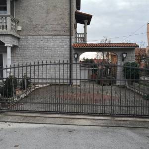DONJA DRENOVA - Veća obiteljska kuća sa pet stanova garažom i okućnicom