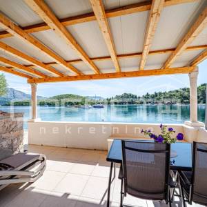 Dvije jedinice prvi red do mora, terasa i vrt, Korčula