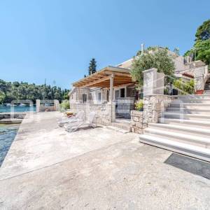 Dvije jedinice prvi red do mora, terasa i vrt, Korčula