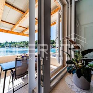 Dvije jedinice prvi red do mora, terasa i vrt, Korčula