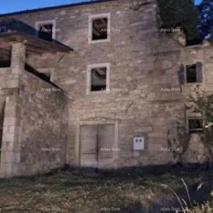 Dvije kamene kuće za renovaciju s velikim zemljištem – Motovun