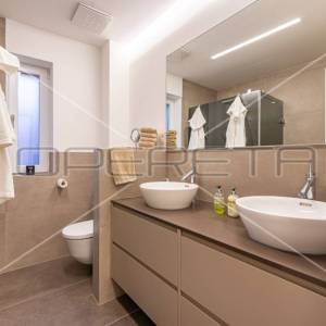 Dvoetažni stan s krovnom terasom, 180 m2, Centar, Zadar